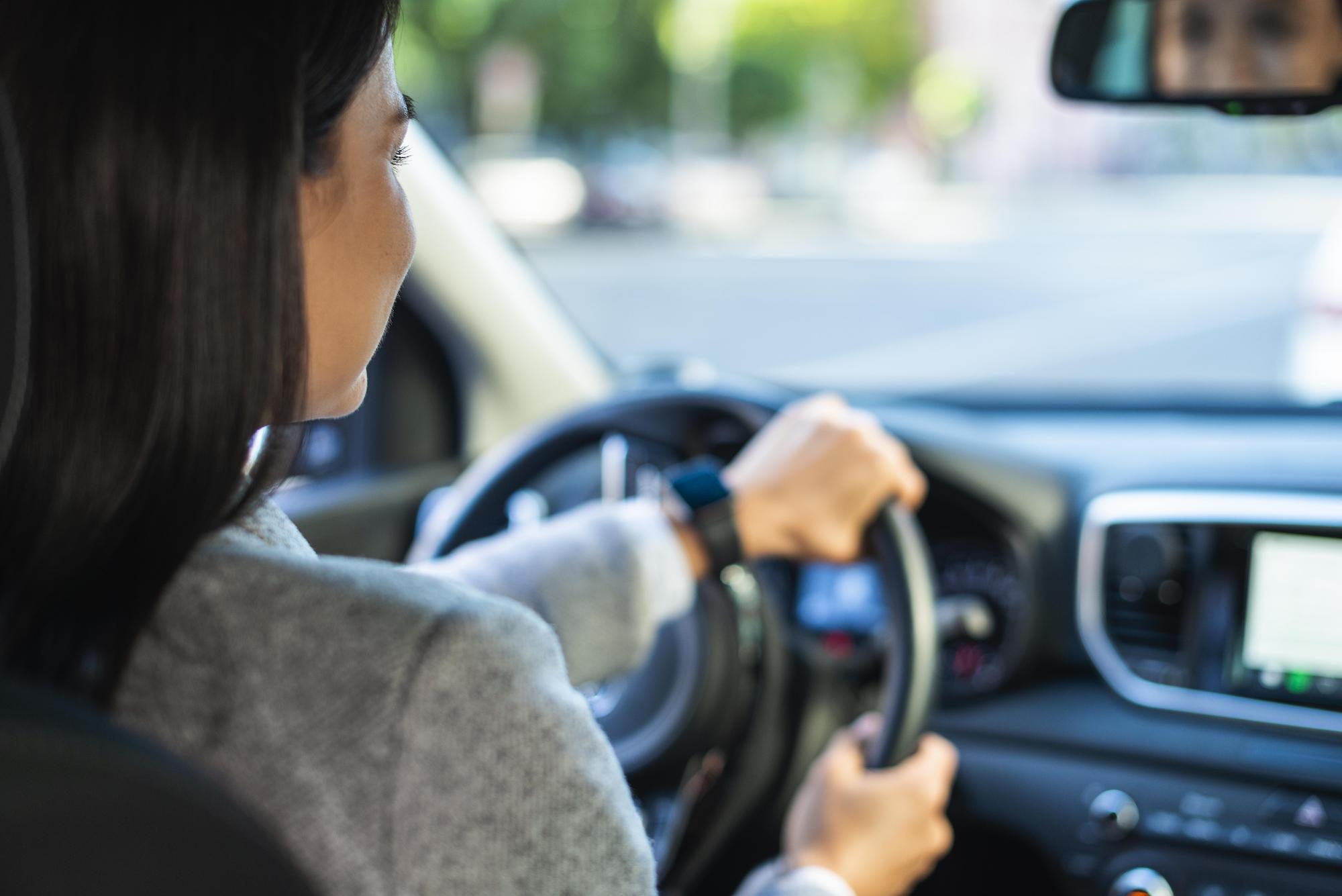 businesswoman-driving-car_fuben.jpg